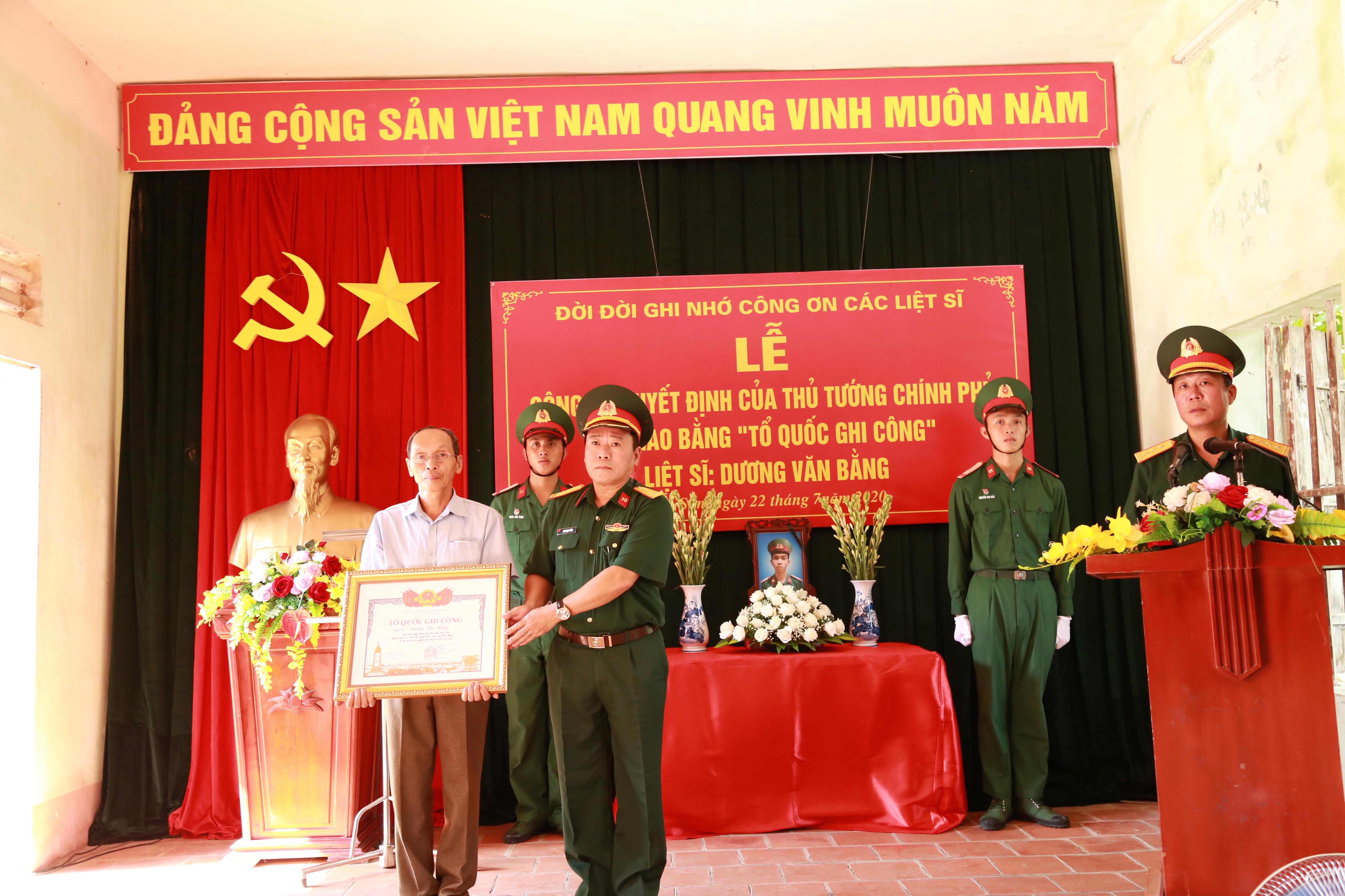 Trao Bằng Tổ quốc ghi công tặng thân nhân liệt sĩ Dương Văn Bằng